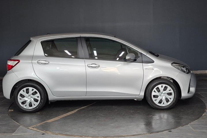 Sølv Toyota Yaris fra 2020