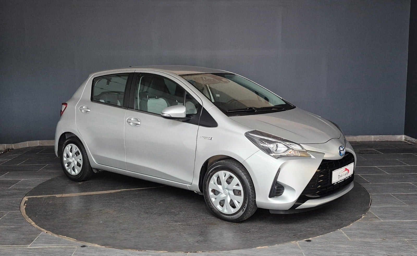Sølv Toyota Yaris fra 2020