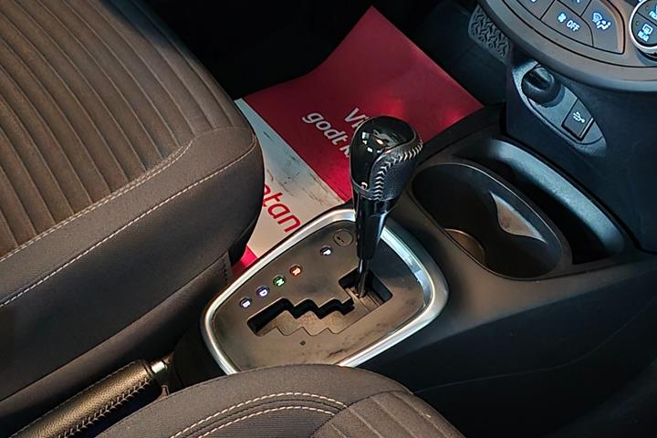 Sølv Toyota Yaris fra 2020