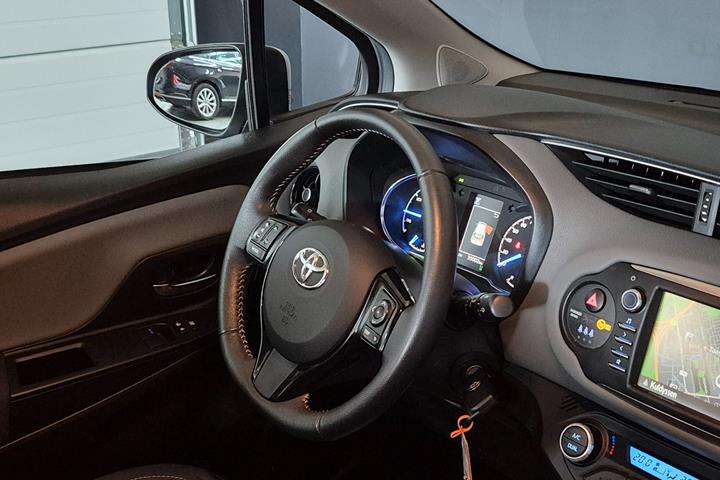 Sølv Toyota Yaris fra 2020