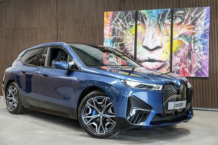 Blå BMW iX fra 2023 set udefra