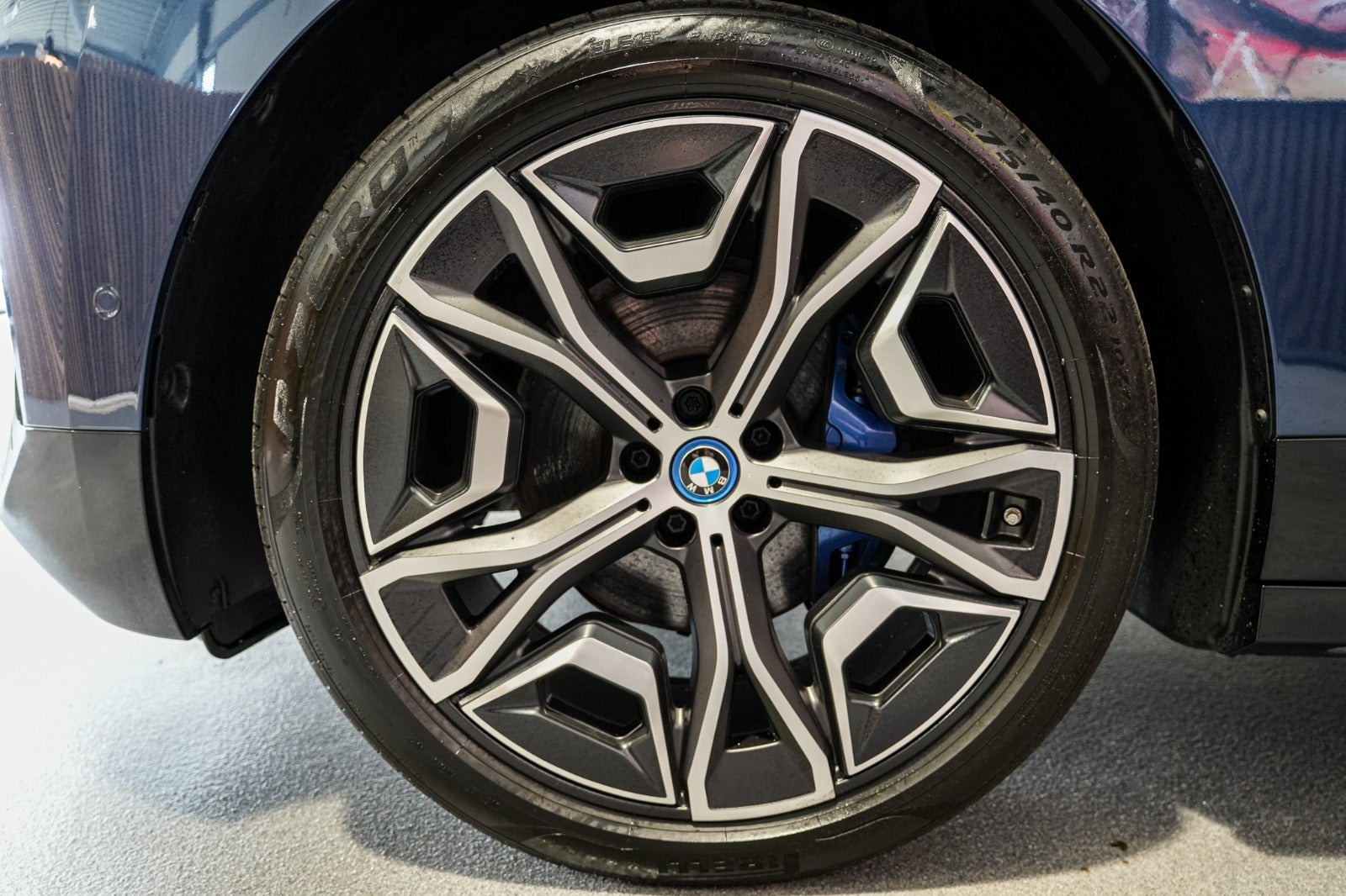 Blå BMW iX fra 2023