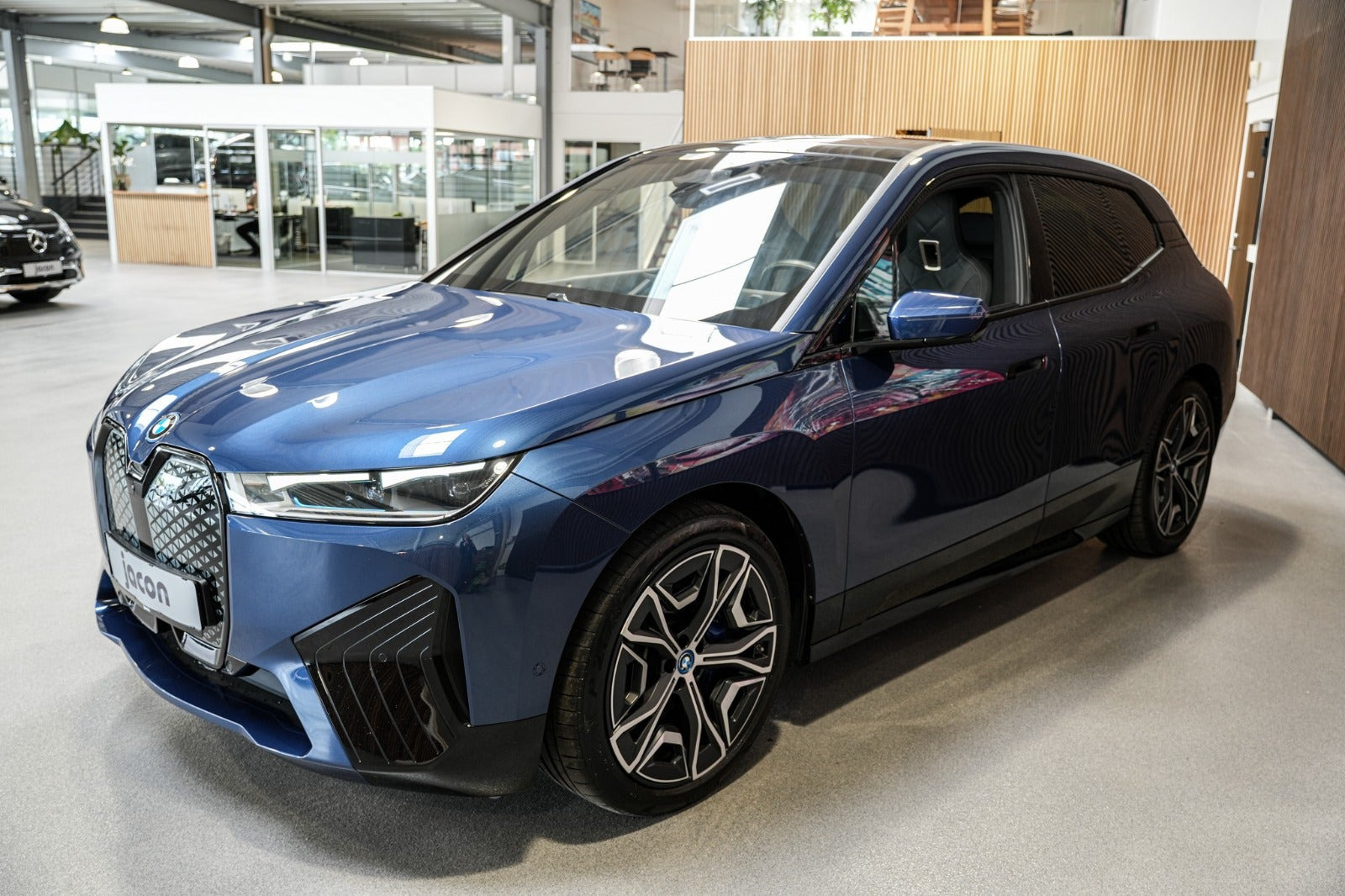 Blå BMW iX fra 2023