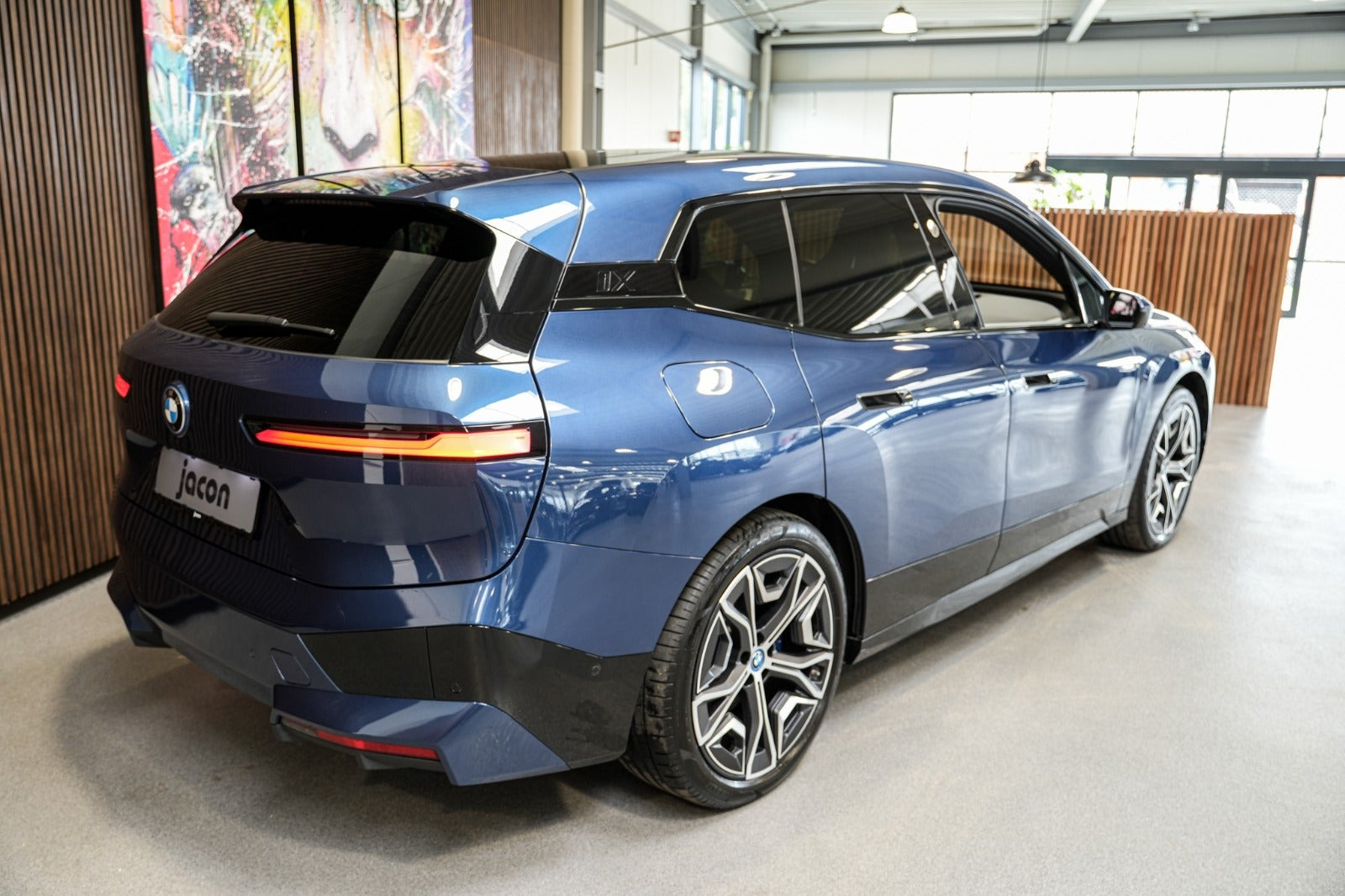 Blå BMW iX fra 2023