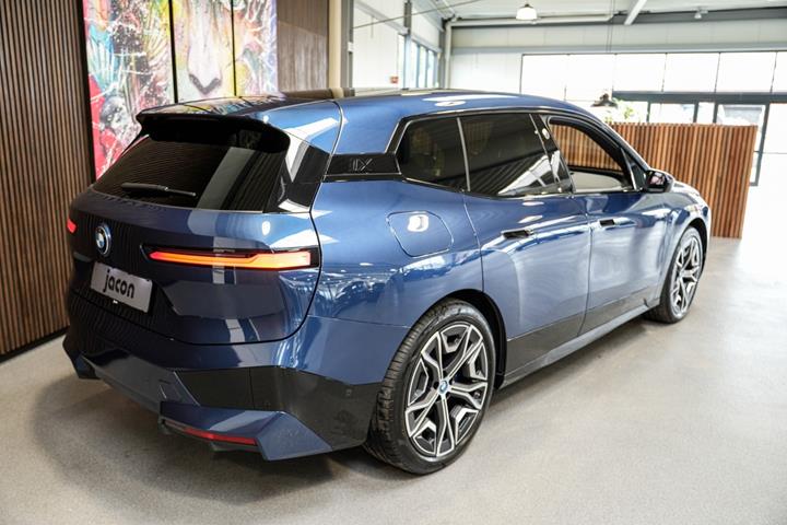 Blå BMW iX fra 2023