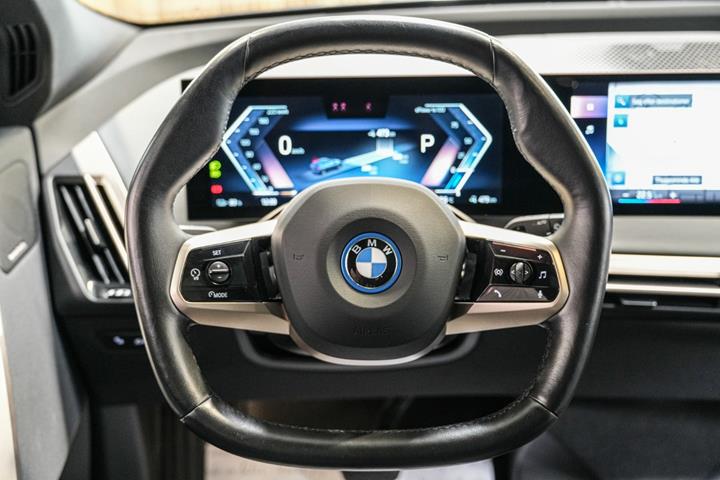 Blå BMW iX fra 2023