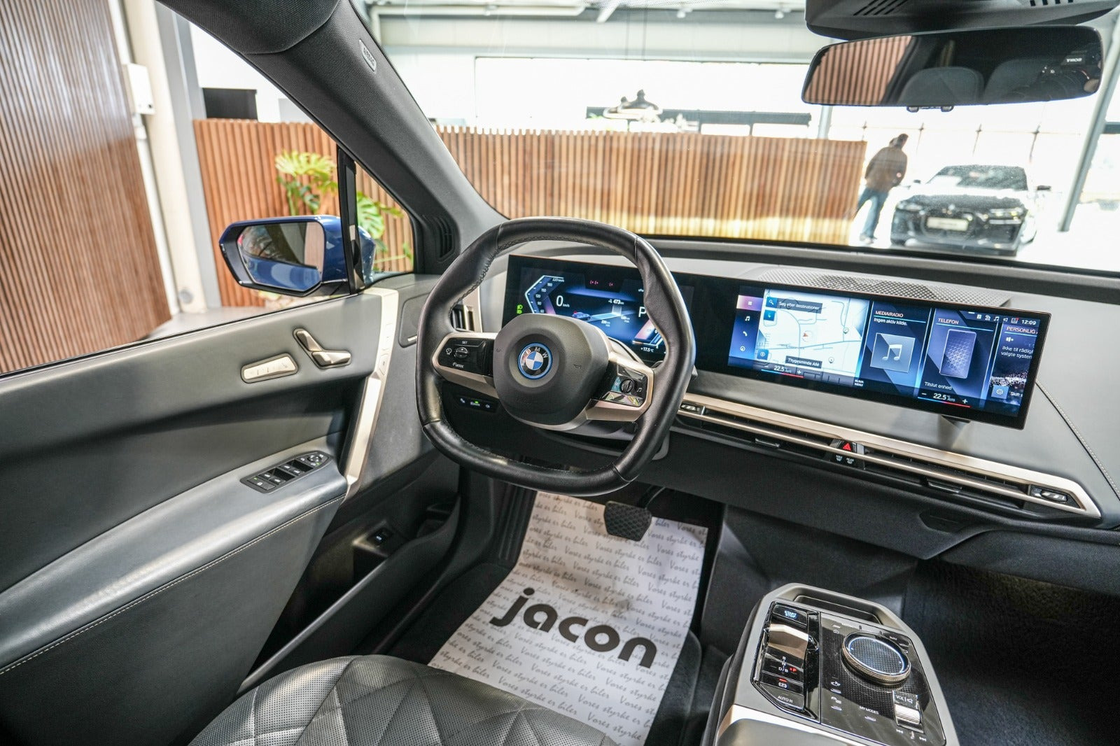 Blå BMW iX fra 2023