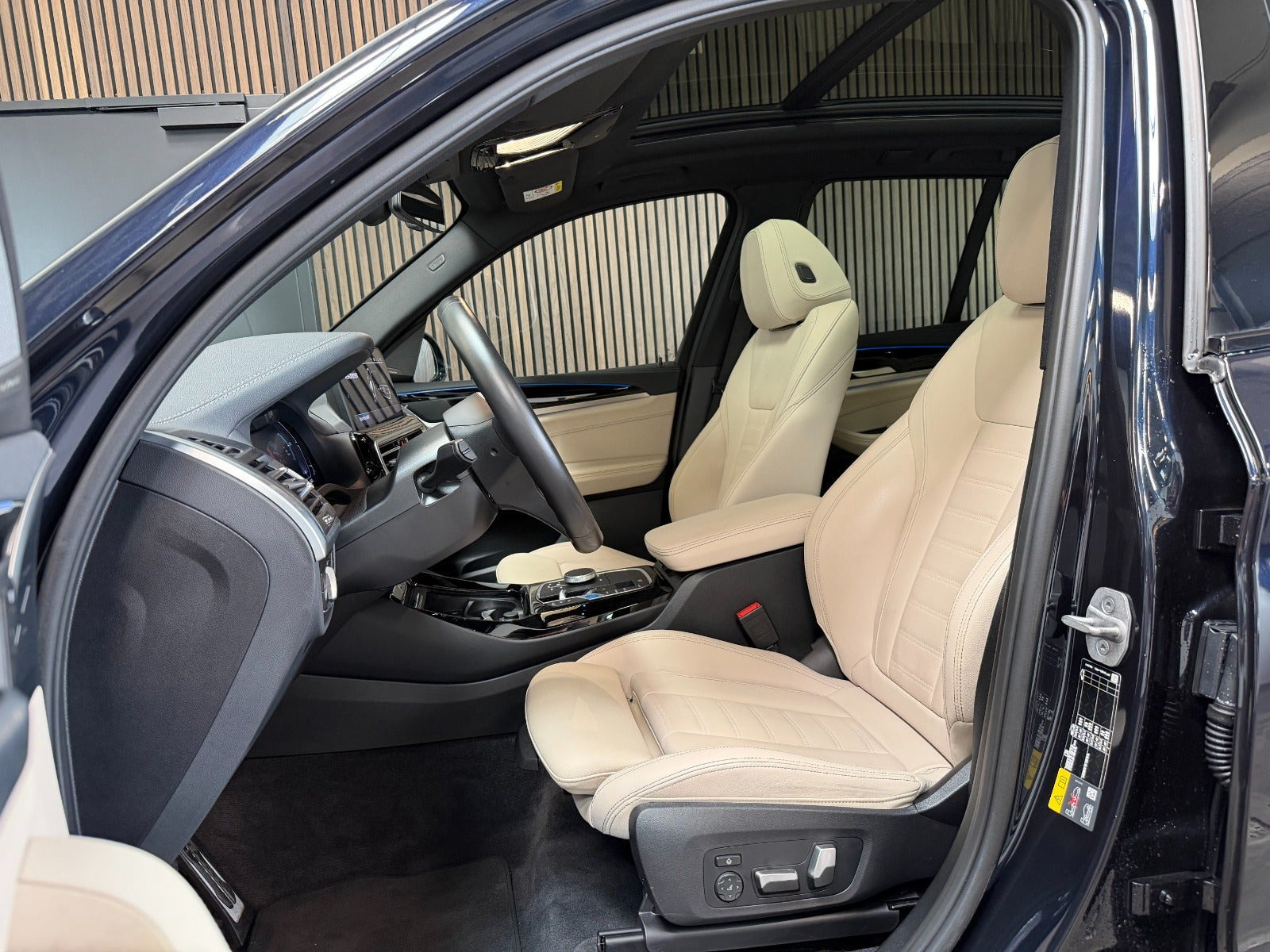 Sort BMW iX3 fra 2023