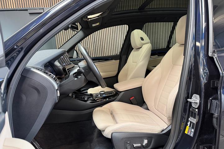 Sort BMW iX3 fra 2023