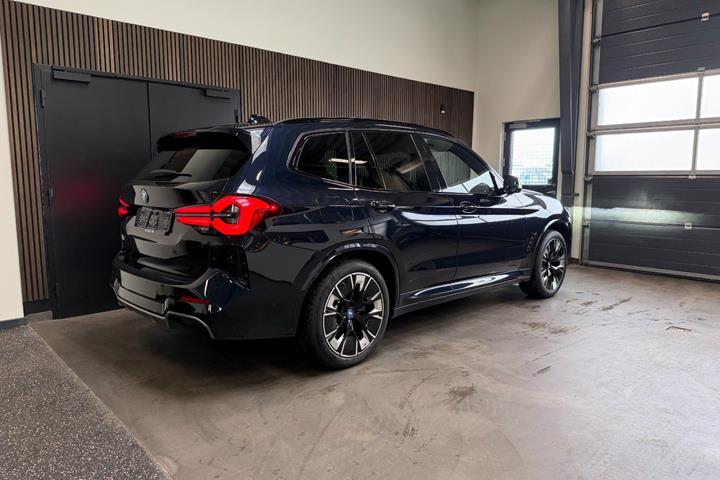 Sort BMW iX3 fra 2023