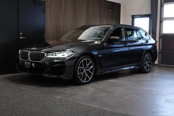 Grå BMW 530e fra 2022