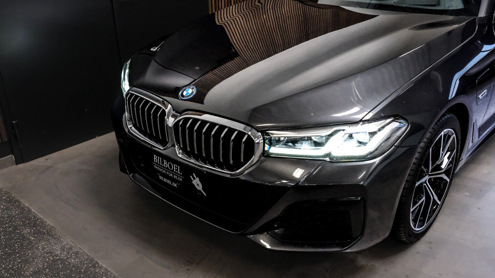 Grå BMW 530e fra 2022