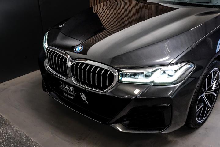 Grå BMW 530e fra 2022