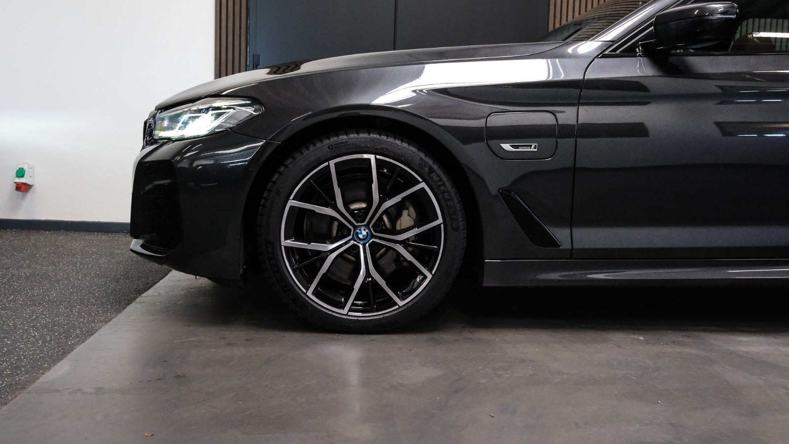 Grå BMW 530e fra 2022