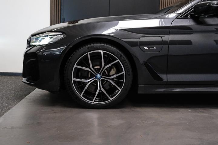 Grå BMW 530e fra 2022