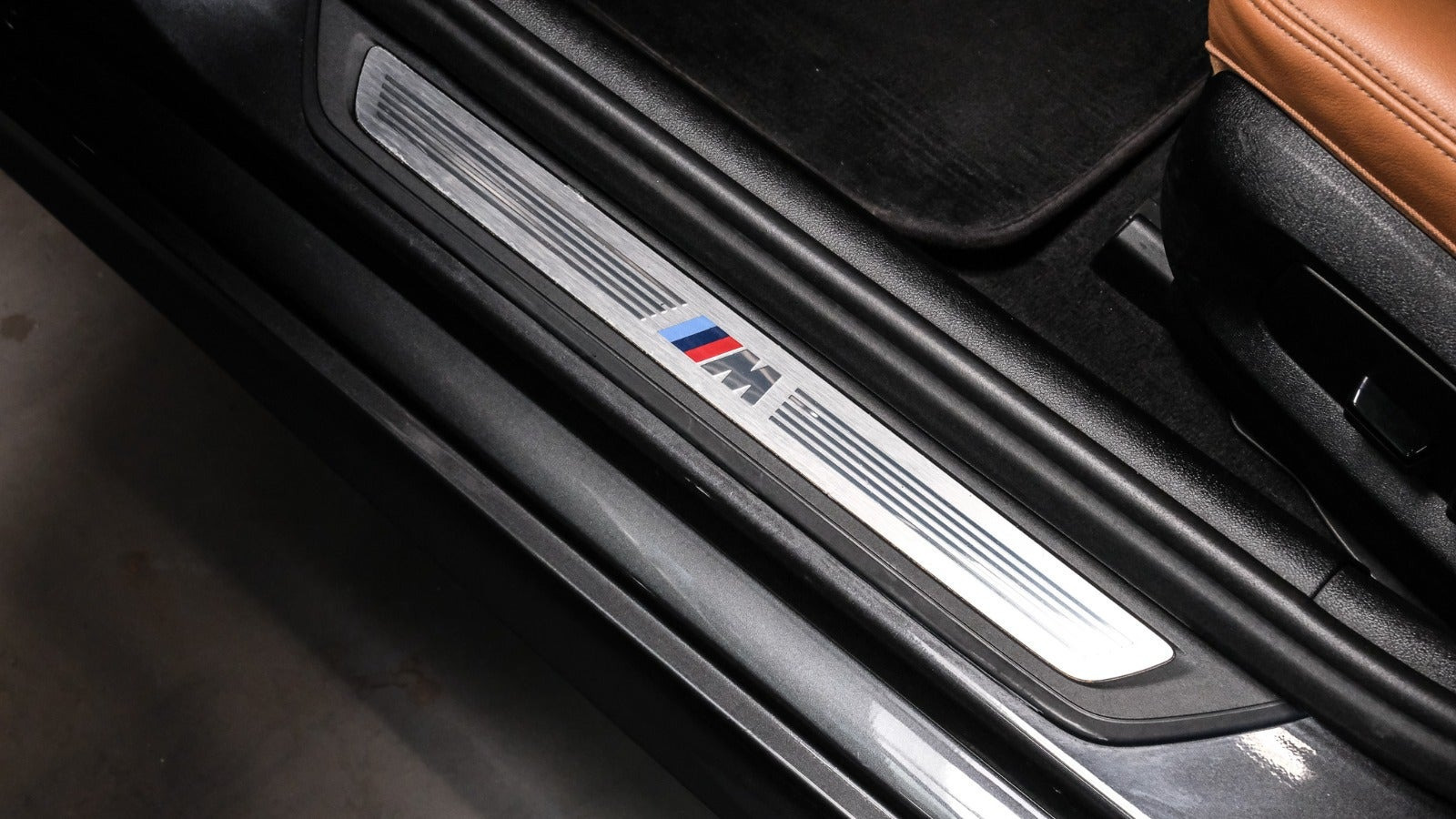 Grå BMW 530e fra 2022