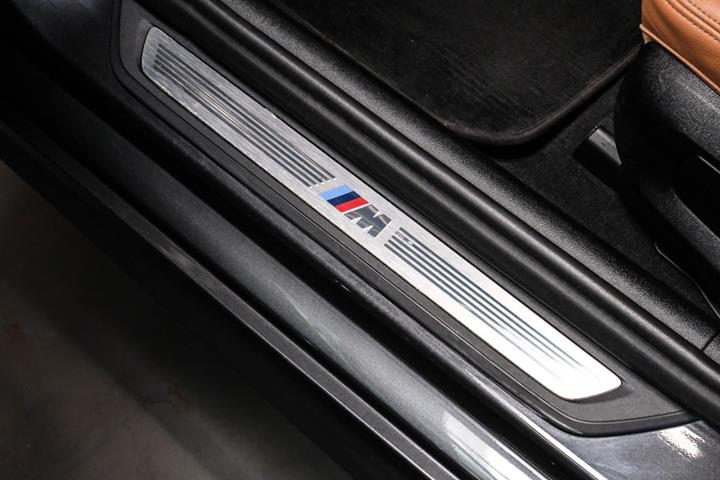Grå BMW 530e fra 2022