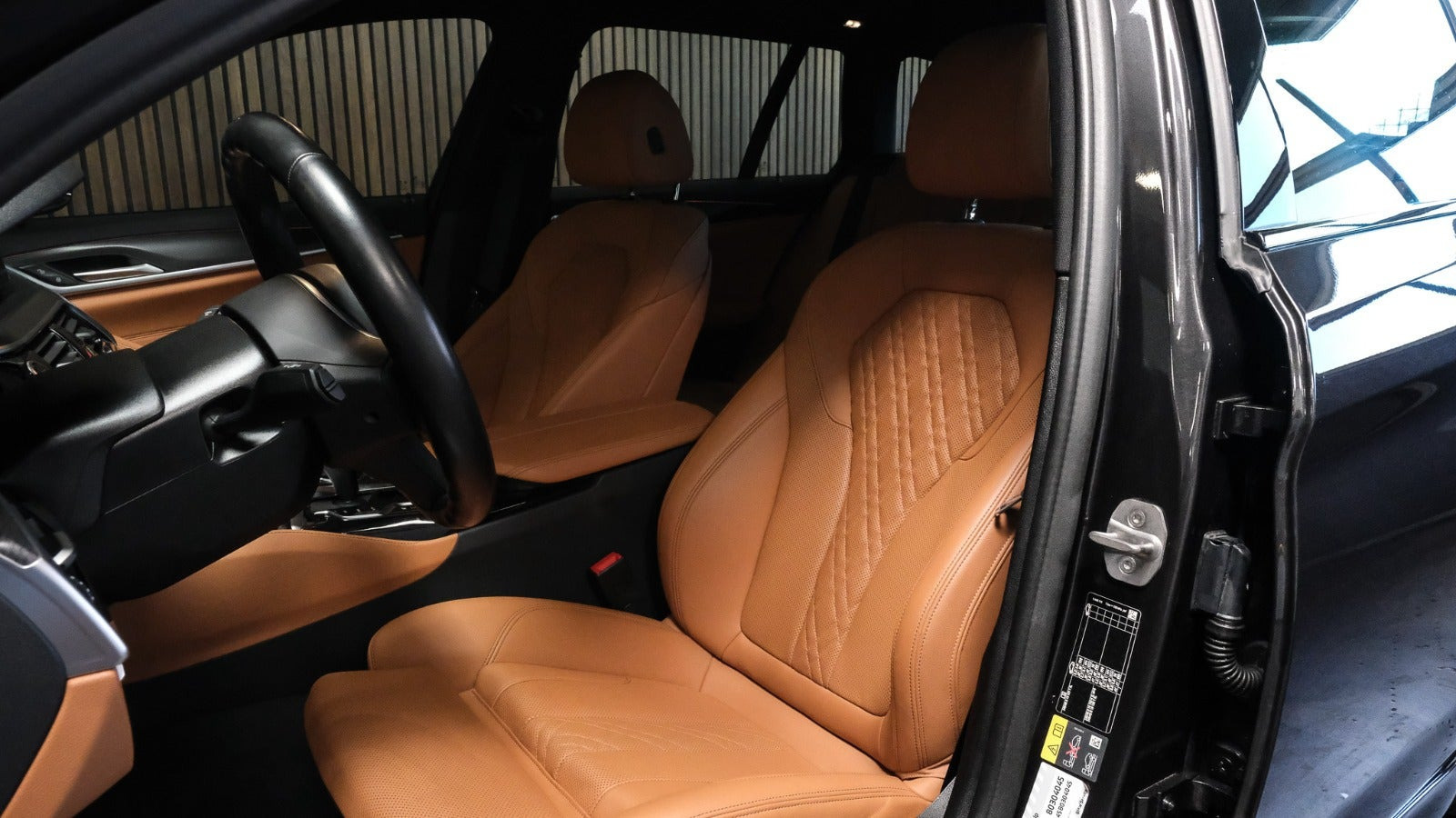 Grå BMW 530e fra 2022