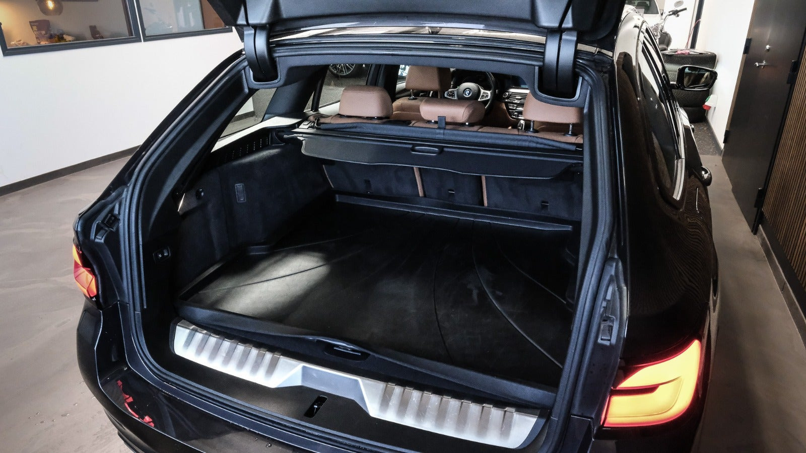 Grå BMW 530e fra 2022