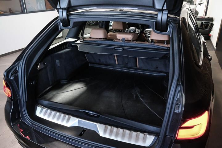 Grå BMW 530e fra 2022