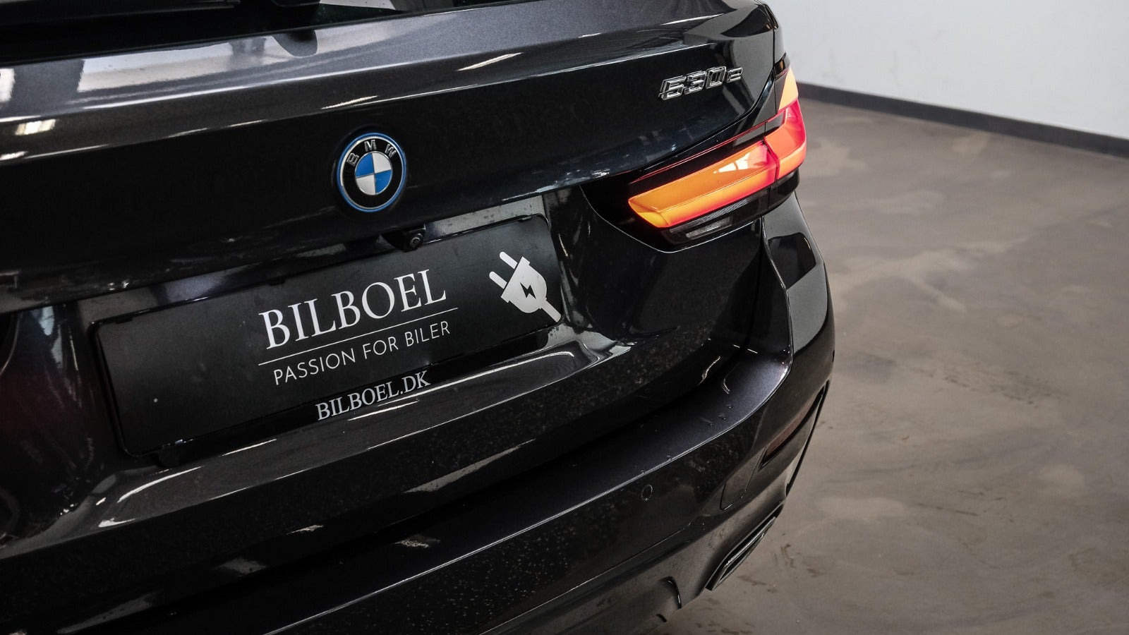 Grå BMW 530e fra 2022