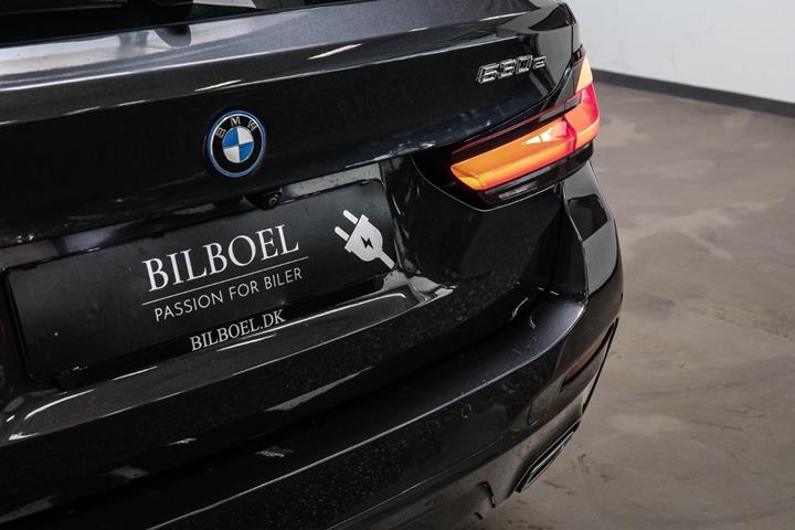 Grå BMW 530e fra 2022
