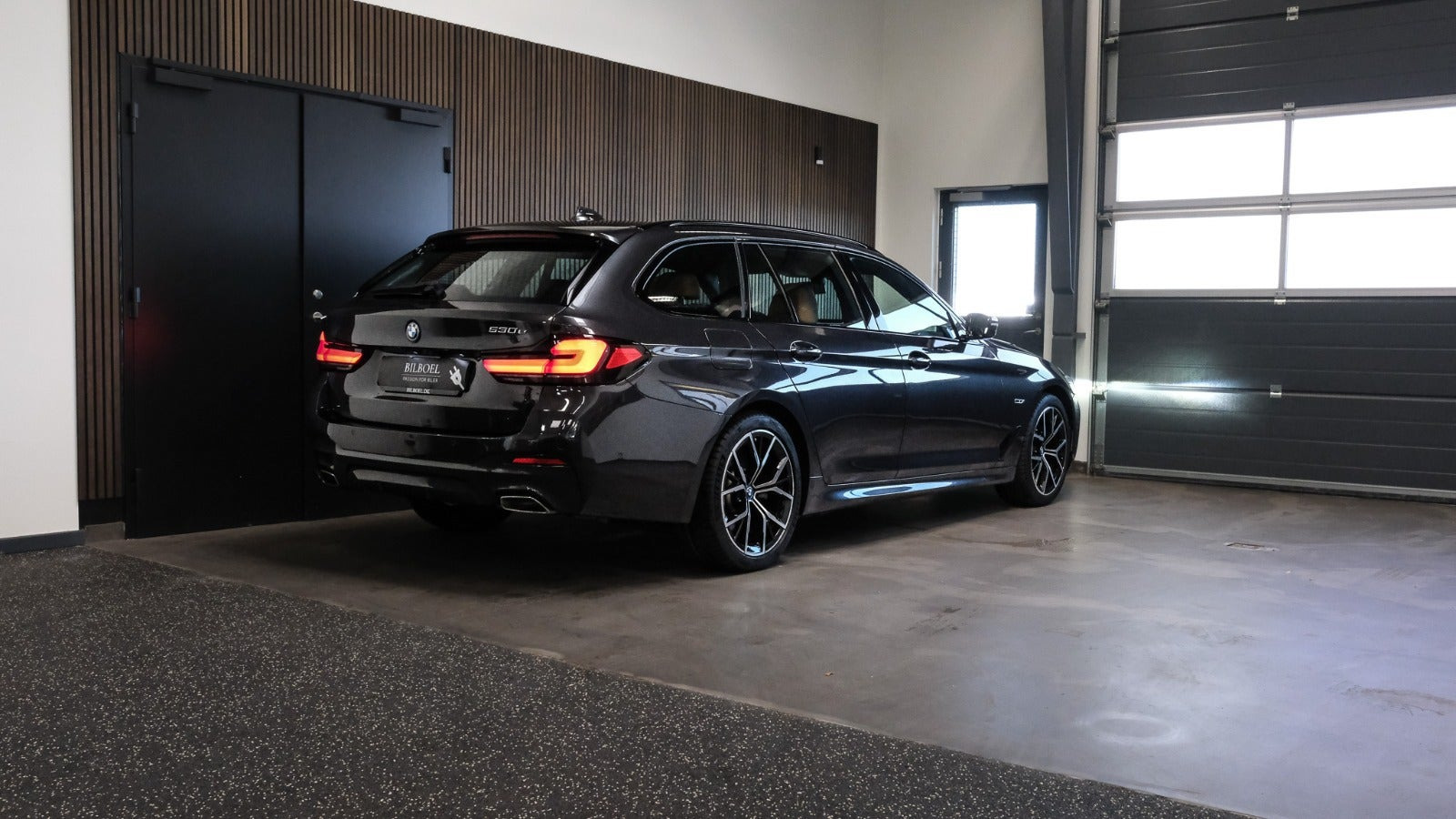 Grå BMW 530e fra 2022