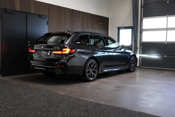 Grå BMW 530e fra 2022