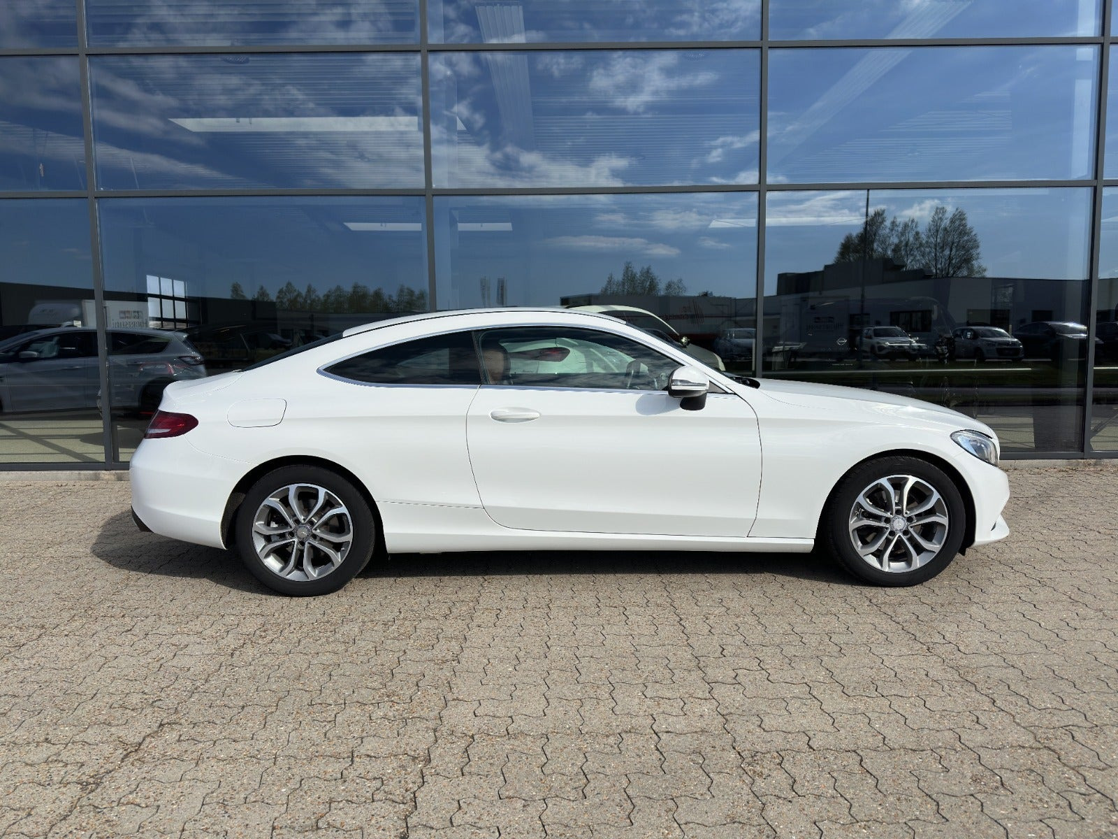 Hvid Mercedes C200 fra 2016