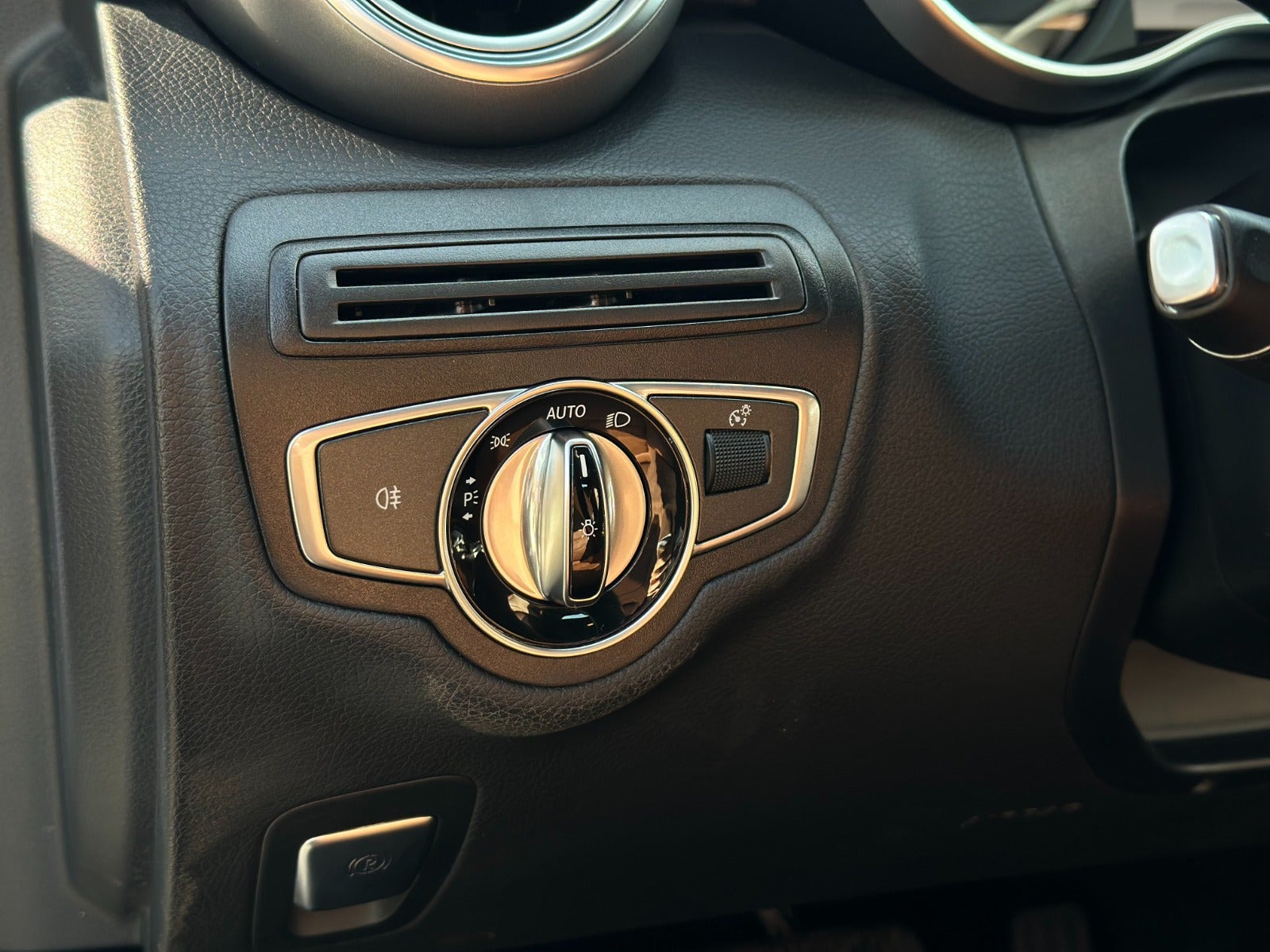 Hvid Mercedes C200 fra 2016