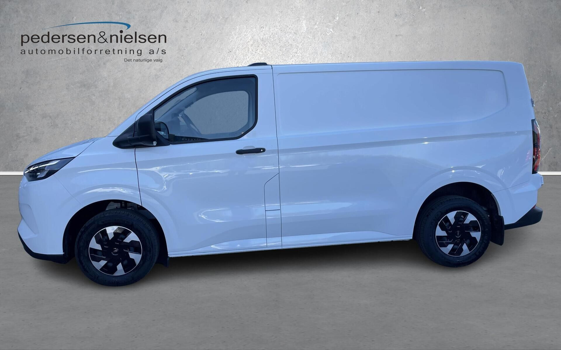 Hvid Ford E-Transit Custom fra 2026