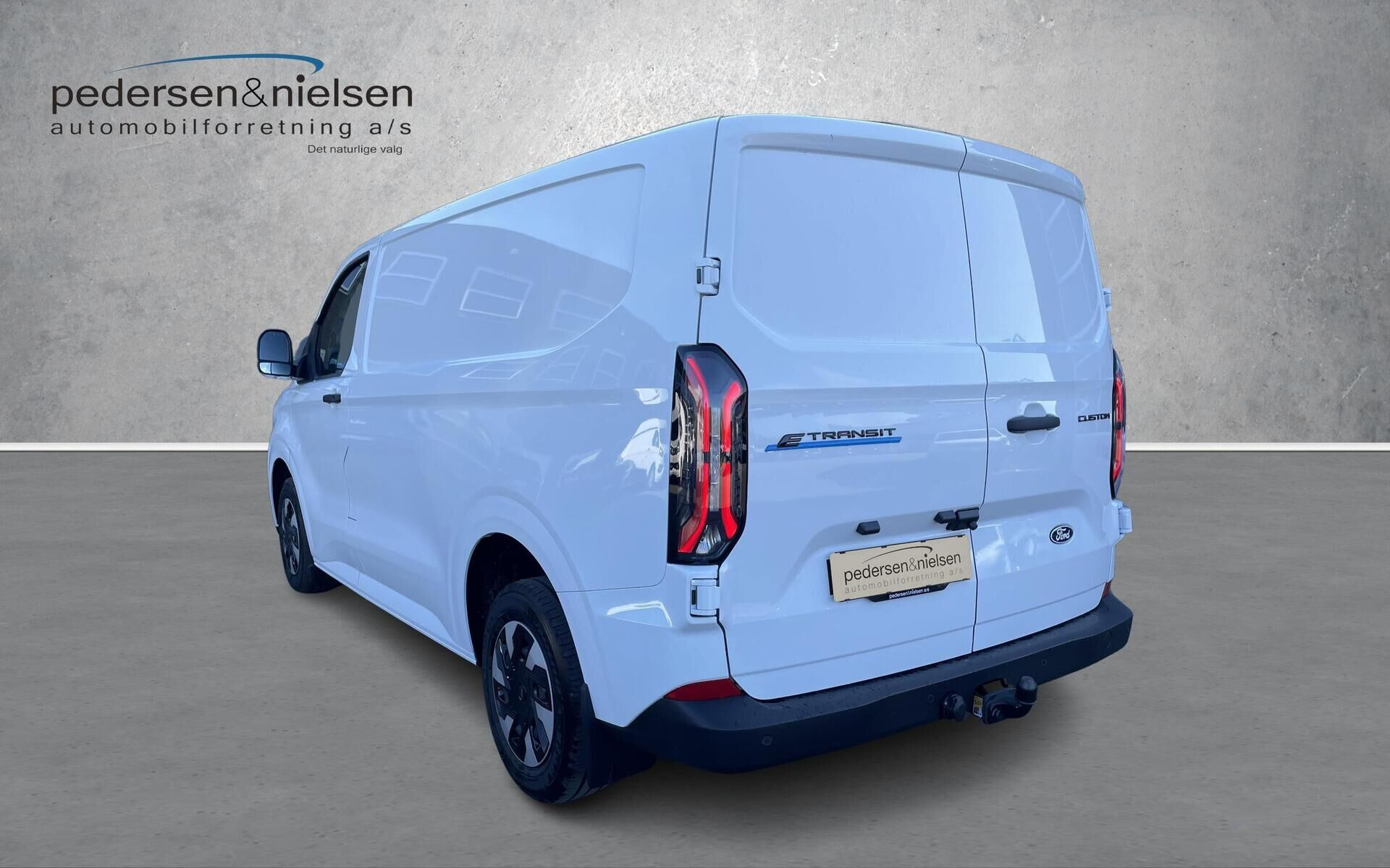 Hvid Ford E-Transit Custom fra 2026
