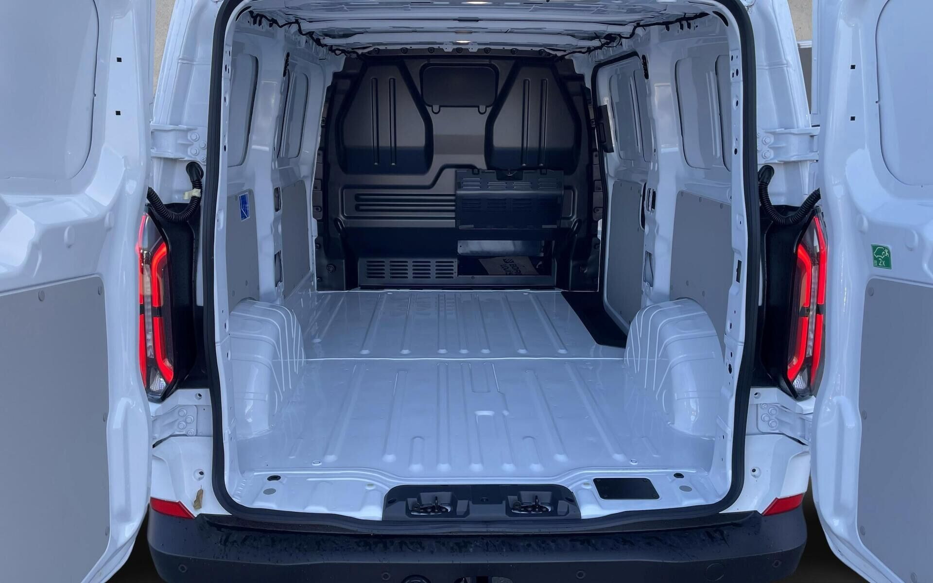 Hvid Ford E-Transit Custom fra 2026