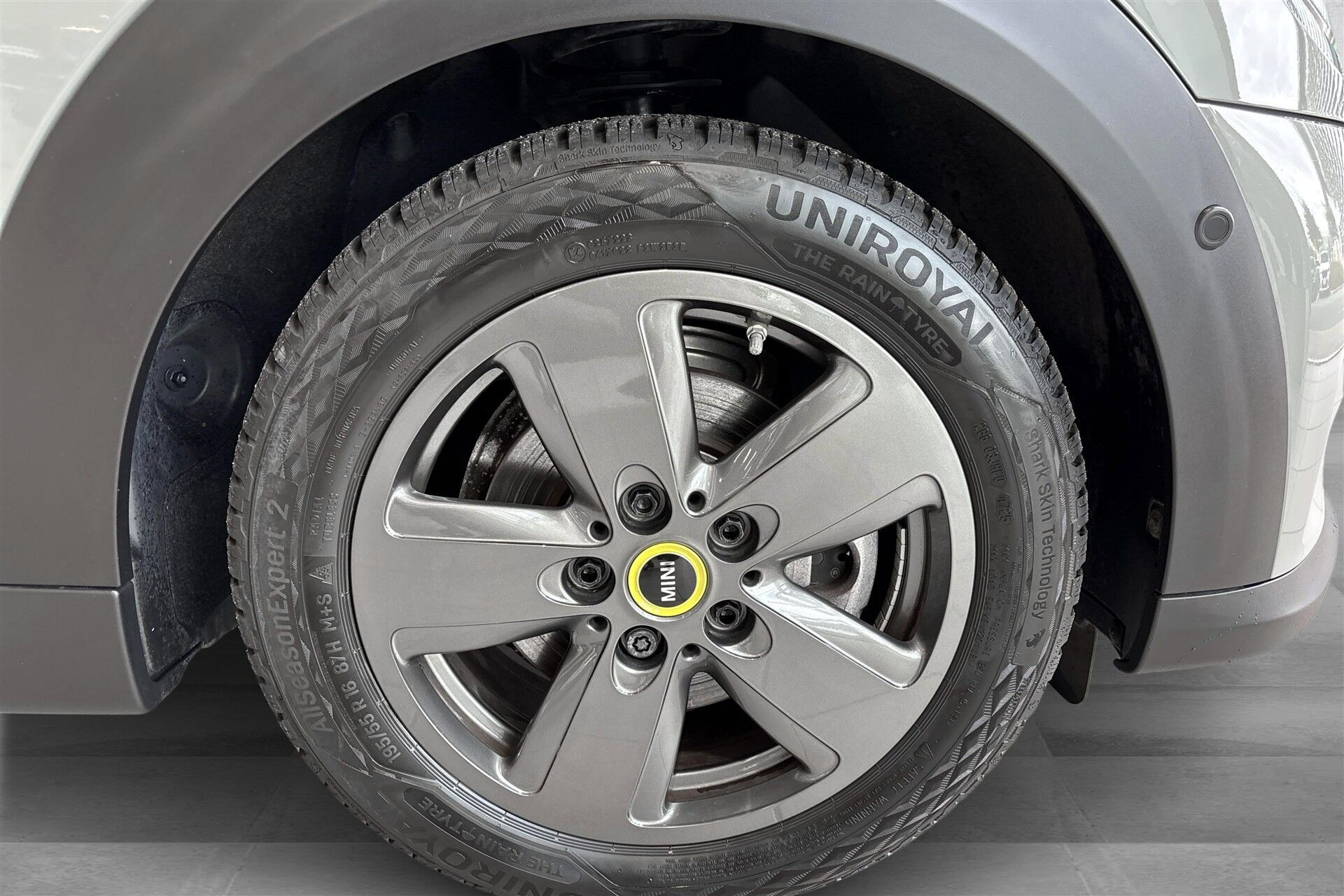 Grå Mini Cooper fra 2021