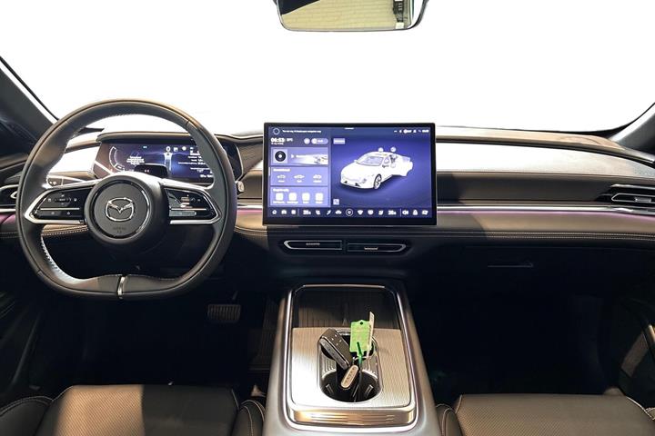 Hvid Mazda 6e fra 2026