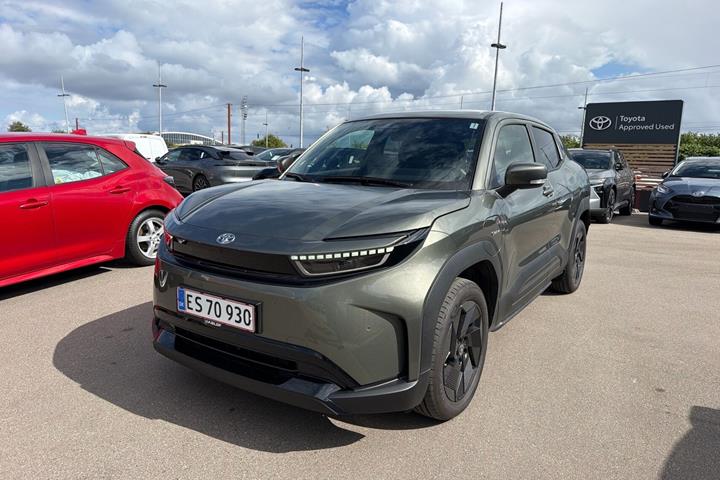 Grøn Toyota Urban Cruiser SUV fra 2026 set udefra