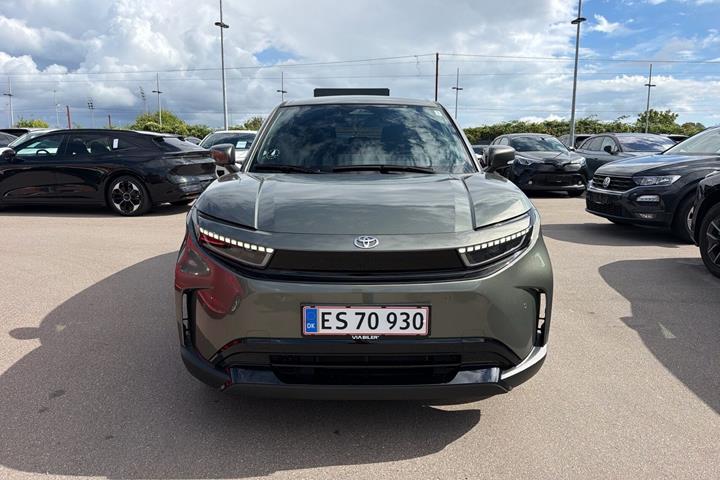 Grøn Toyota Urban Cruiser SUV fra 2026 set udefra