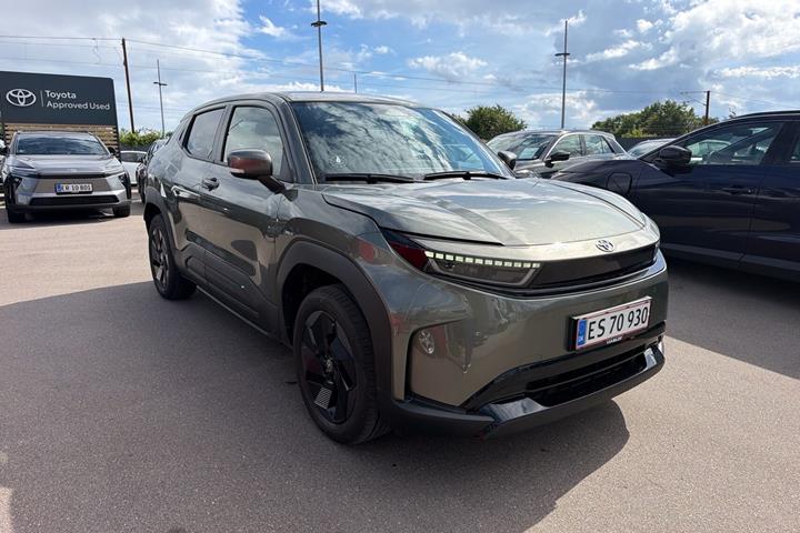 Grøn Toyota Urban Cruiser SUV fra 2026 set udefra