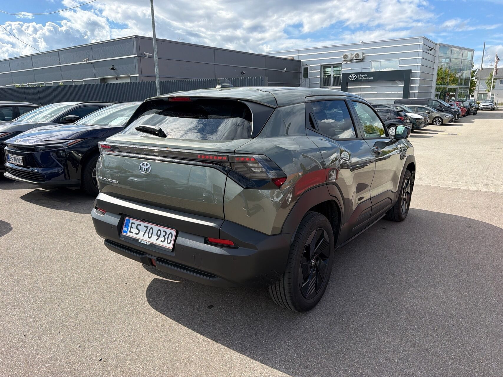 Grøn Toyota Urban Cruiser SUV fra 2026 set udefra