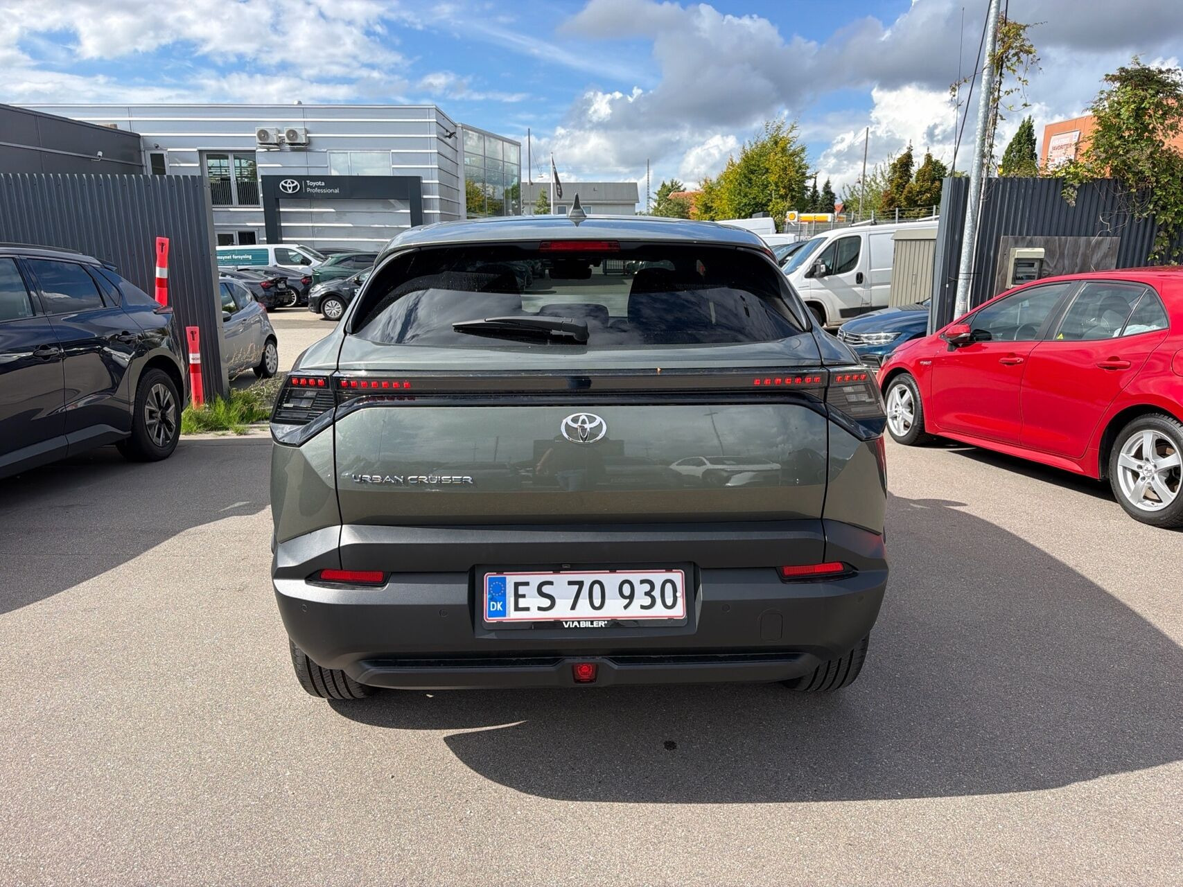 Grøn Toyota Urban Cruiser SUV fra 2026 set udefra