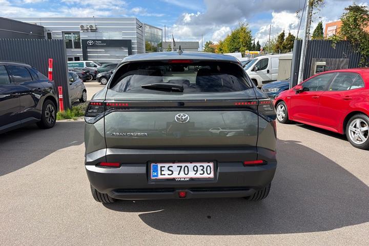 Grøn Toyota Urban Cruiser SUV fra 2026 set udefra