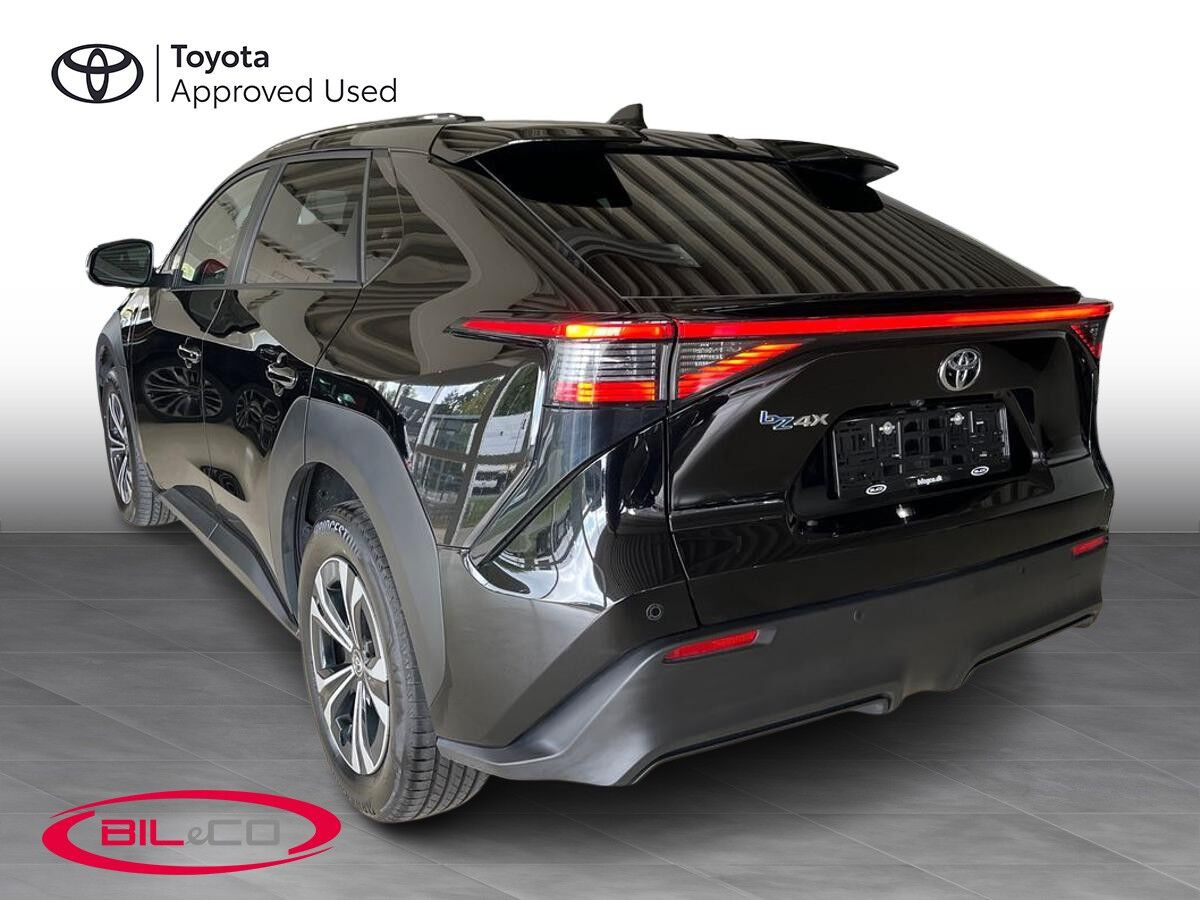 Sort Toyota BZ4X fra 2024