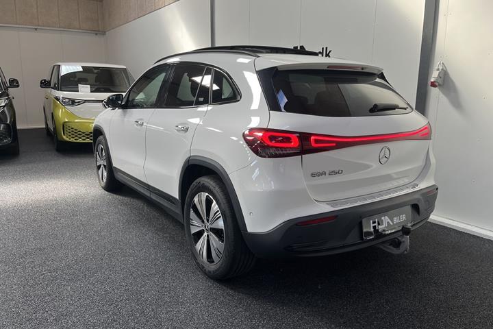 Hvid Mercedes EQA 250 fra 2022