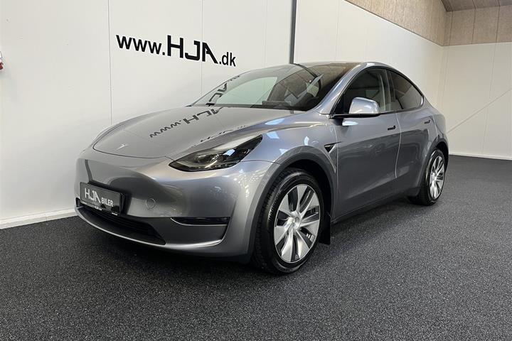Grå Tesla Model Y fra 2023