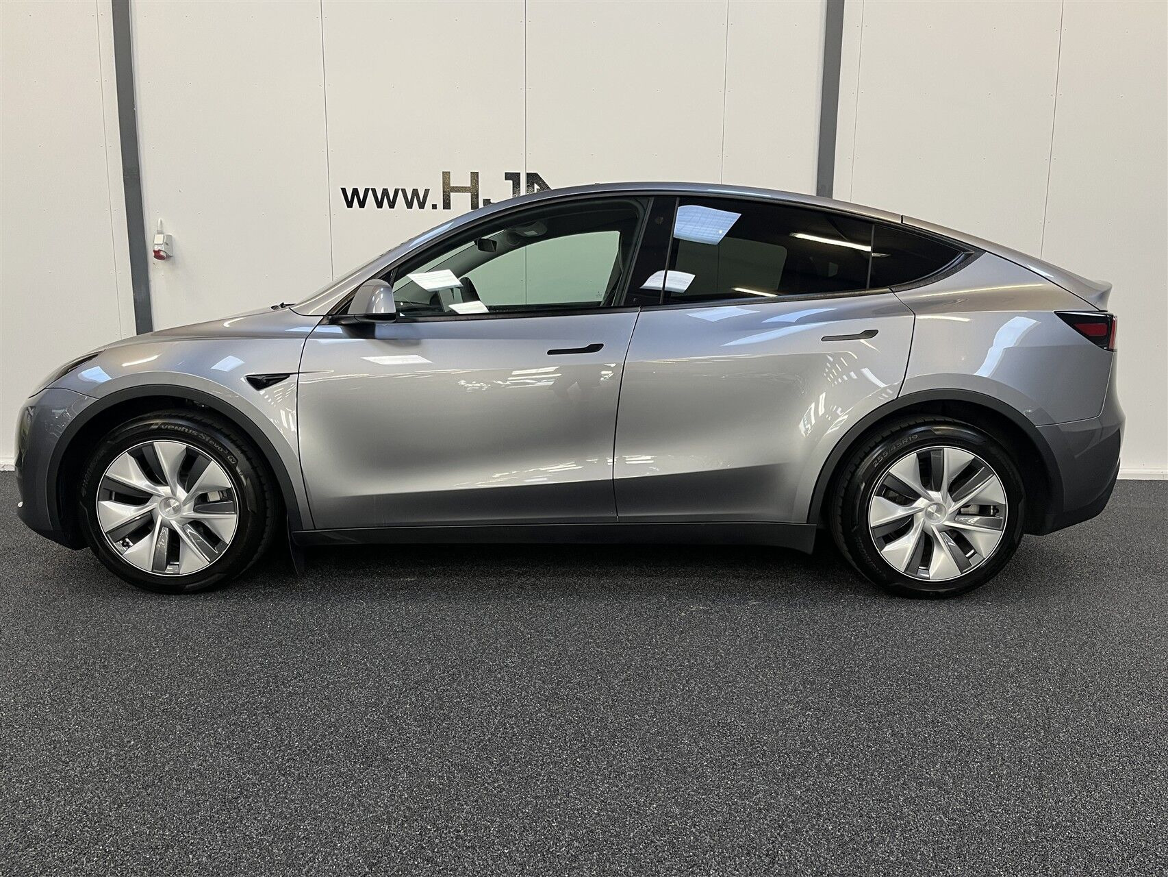 Grå Tesla Model Y fra 2023