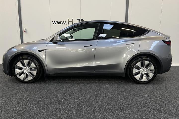 Grå Tesla Model Y fra 2023