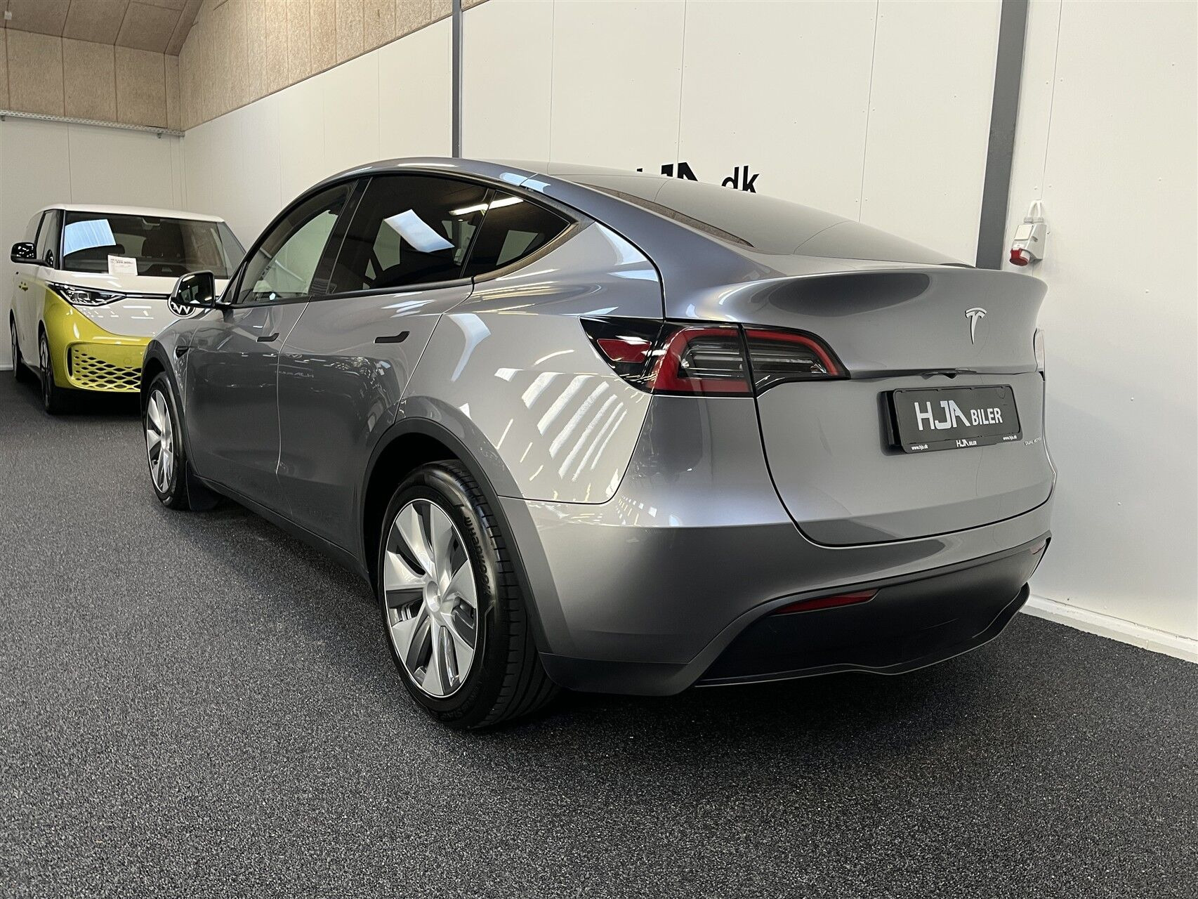 Grå Tesla Model Y fra 2023