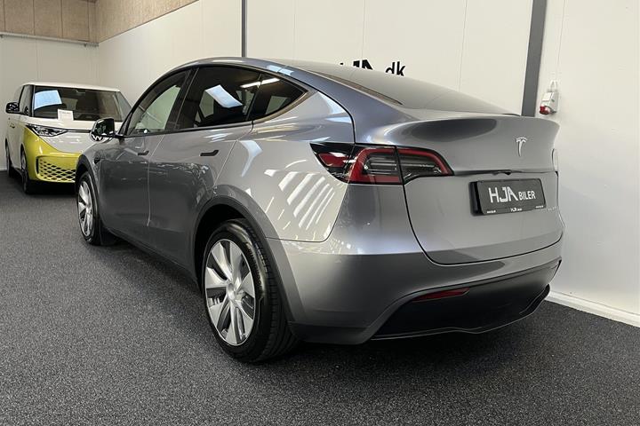 Grå Tesla Model Y fra 2023