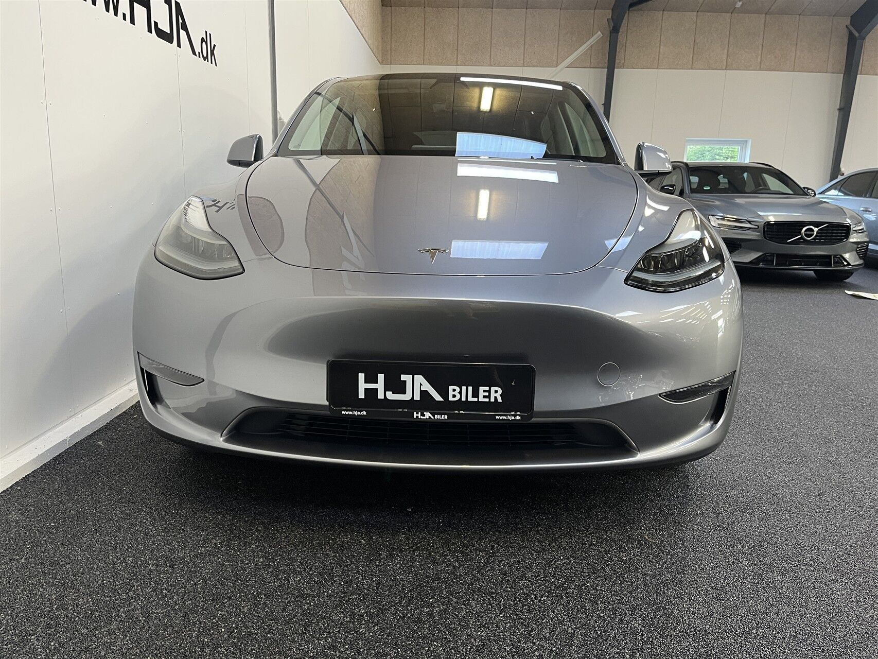 Grå Tesla Model Y fra 2023
