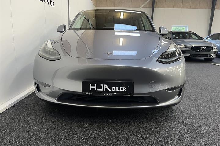 Grå Tesla Model Y fra 2023